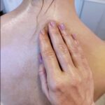 Hand massiert sanft den oberen Rücken – spezielle Techniken der Therapeutischen Frauenmassage (TFM) mit Lymphdrainage, Reflexzonenarbeit und Akupressur bei Frauenwohl & Babyglück Bochum.