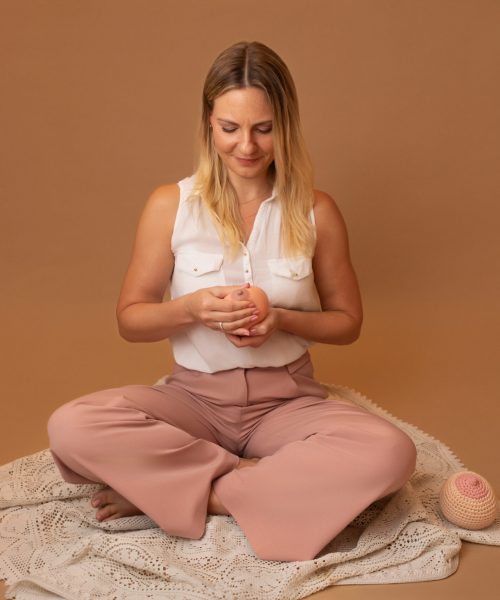 Carina Welzel zeigt an einem Brustmodell das manuelle Ausstreichen, um Methoden zur Milchgewinnung verständlich zu machen.