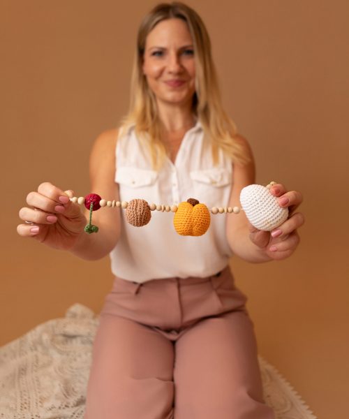 Carina Welzel - Demonstration der Magengrößen beim Neugeborenen mit gehäkelten Modellen an einer Kette in der Stillberatung.