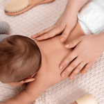 Baby liegt entspannt auf dem Bauch, Rücken wird sanft massiert – Babymassage bei Frauenwohl & Babyglück Bochum.