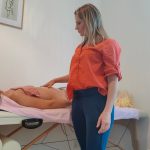 Carina Welzel führt eine Therapeutische Frauenmassage durch – Frauenwohl & Babyglück Bochum.