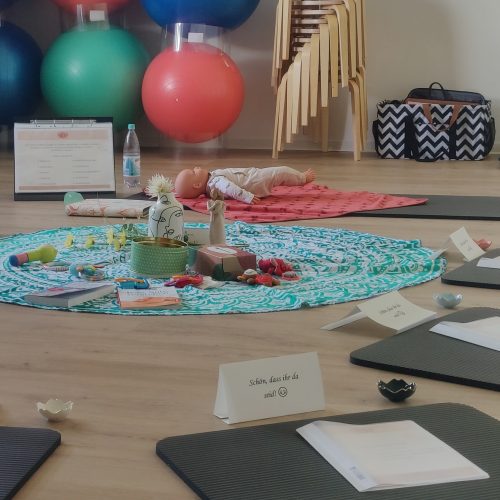Kursraum mit Matten, bunten Tüchern und Gymnastikbällen – Elternkurse und Begleitung bei Frauenwohl & Babyglück Bochum.