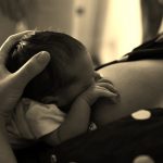 Stillen – Verbindung zwischen Mutter und Kind Eine Mutter stillt ihr Baby – Unterstützung durch professionelle Stillberatung.